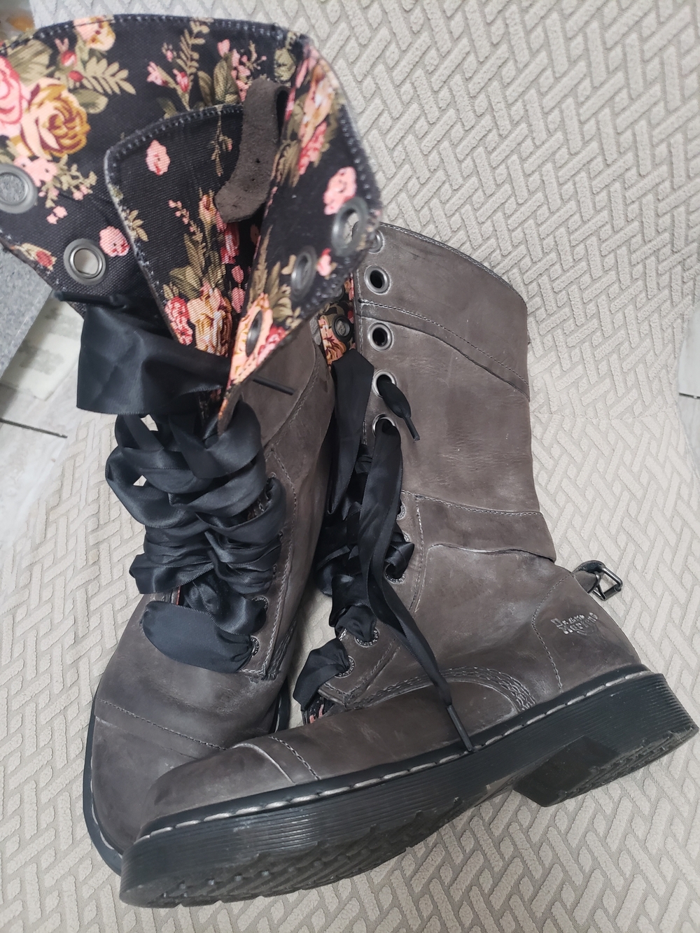 Dr. Martens Black Lace-Up Boots with Floral Lining - Picture 5 of 5